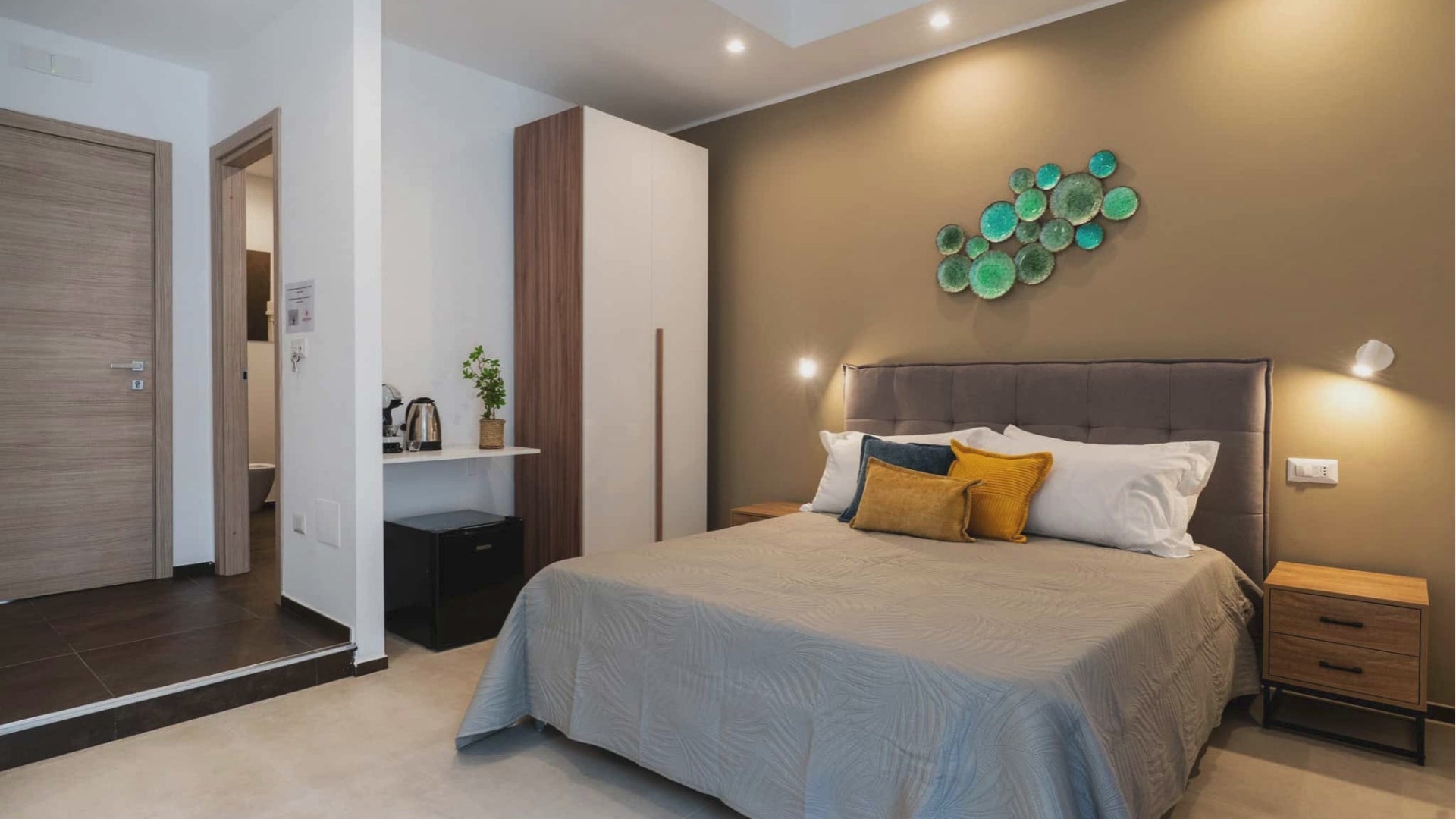 Carica il video: Camere Day Use | Barirooms